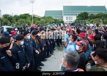 Bangkok, Thailand. September 2020. Während der Demonstration im Sanam Luang wird eine Konfrontation zwischen den Demonstranten und der Polizei beobachtet.Pro-Demokratie-Demonstranten kamen im historischen königlichen Herzen von Bangkok zusammen, um den Rücktritt der vom Militär unterstützten Regierung und Reformen der Monarchie zu fordern, die in Thailand lange Zeit als Tabuthema galt. Die Demonstranten versammelten sich zuerst auf dem Campus der Universität Thammasat auf einem College-Fußballplatz, auf dem 1976 von regimefreundlichen Paramilitärs ein Massaker an linken Studenten verübt wurde. Kredit: SOPA Images Limited/Alamy Live Nachrichten Stockfoto