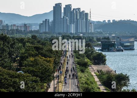 Seoul, Südkorea. September 2020. Im Jamwon Hangang Riverside Park sind Menschen zu sehen. Kredit: SOPA Images Limited/Alamy Live Nachrichten Stockfoto