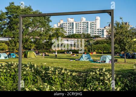 Seoul, Südkorea. September 2020. Man sieht die Menschen, die sich in ihren Campingzelten im Jamwon Hangang Riverside Park entspannen. Kredit: SOPA Images Limited/Alamy Live Nachrichten Stockfoto