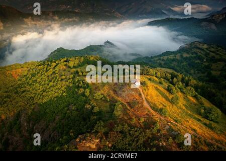 Landschaft aus den Rhodopen in Bulgarien bei Sonnenuntergang oder Sonnenaufgang. Kleine Kapelle und Kloster in der Nähe von Borovo, Rhodopen. Stockfoto