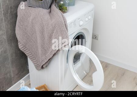 Moderne Luxus-Wäscherei in einem brandneuen Apartment in Weiß. Stockfoto