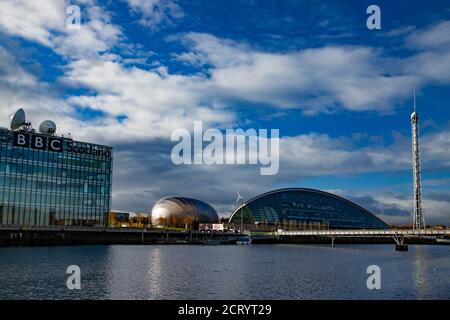 Glasgow/Schottland-13. Nov 2013: Herbst in der Stadt. Clyde Flussufer am Abend. Glasgow Science Center und Tower und BBC Büro und Wasser. Blau sk Stockfoto