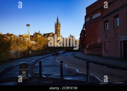 Glasgow / Schottland - 13. Nov 2013: University of Glasgow. Fallen Sie in die Stadt. Hintergrund des klaren blauen Himmels. Stockfoto