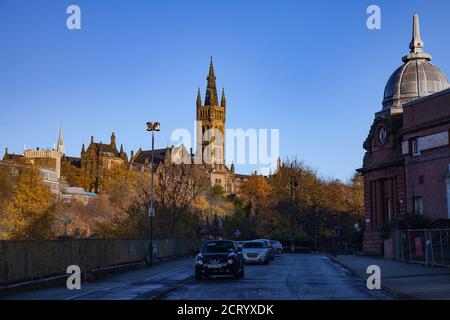 Glasgow / Schottland - 13. Nov 2013: Herbst in der Stadt. Universität Glasgow. Klarer blauer Himmel Hintergrund. Stockfoto