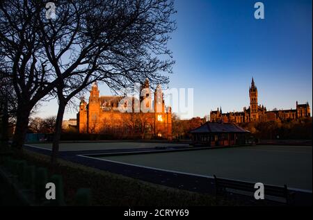Glasgow / Schottland - 13. Nov 2013: Blick auf die Kelvingrove Art Gallery and Museum und die Glasgow University am Abend bei Sonnenuntergang. Stockfoto