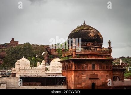 Badami alten Moschee Blick von Felsen geschnitten Höhlenbild wird bei badami karnataka indien genommen. Es ist unesco-Weltkulturerbe und Ort der erstaunlichen chalukya Dynas Stockfoto