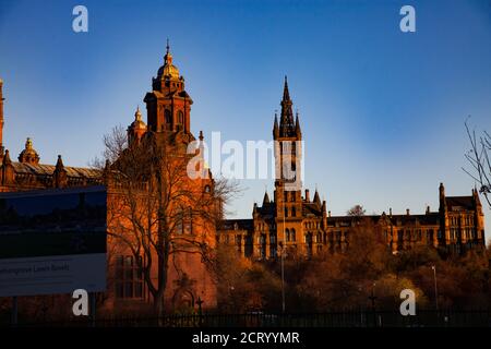 Glasgow/Schottland - 13. Nov 2013: Blick auf die Kelvingrove Art Gallery und das Museum und die Glasgow University am Abend bei Sonnenuntergang. Stockfoto