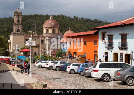 Katholische Kirche und koloniale Gebäude der bunten mexikanischen Stadt Stockfoto