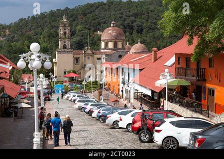 Mexikanische Touristen gehen die Straße entlang einer bunten Kolonialstadt Stockfoto