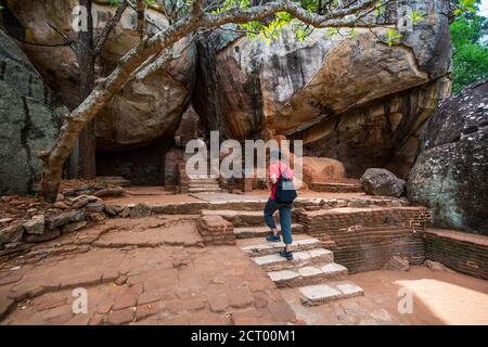 Frau steigt die Treppe in Richtung der Felsenfestung von Sigiriya Stockfoto