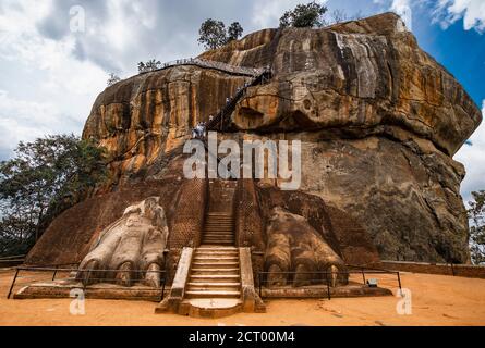 Pfad steigt in Richtung der Felsenfestung von Sigiriya Stockfoto