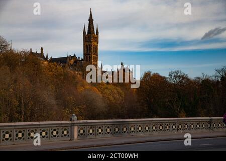 Glasgow / Schottland - 13. Nov 2013: Herbst in der Stadt. Universität Glasgow. Mit Balustrade des Kelvin Flusses. Blauer Himmel mit Wolken. Stockfoto