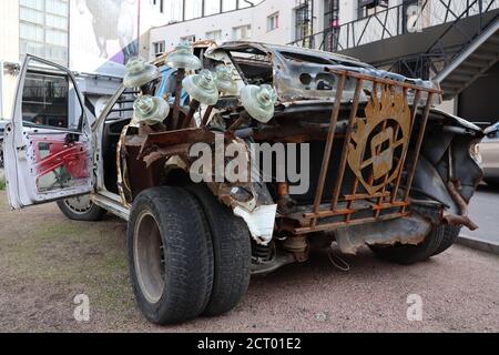 Hässliche Autos der russischen Schweißer 'SvarkaBilly' werden als Skulpturen im Hof des Design District ARTPLAY in St.Petersburg, Russland, aufgestellt Stockfoto