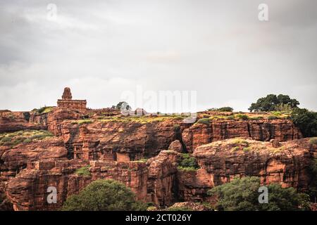 badami Höhle Upper Shivalaya Tempel mit flachem Himmel Bild wird bei badami karnataka indien genommen. Es ist unesco-Weltkulturerbe und Ort der erstaunlichen chalukya dy Stockfoto