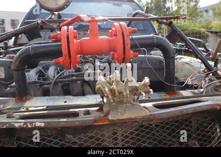 Hässliche Autos der russischen Schweißer 'SvarkaBilly' werden als Skulpturen im Hof des Design District ARTPLAY in St.Petersburg, Russland, aufgestellt Stockfoto