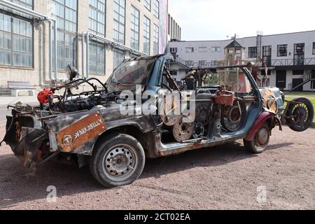 Hässliche Autos der russischen Schweißer 'SvarkaBilly' werden als Skulpturen im Hof des Design District ARTPLAY in St.Petersburg, Russland, aufgestellt Stockfoto