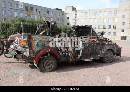 Hässliche Autos der russischen Schweißer 'SvarkaBilly' werden als Skulpturen im Hof des Design District ARTPLAY in St.Petersburg, Russland, aufgestellt Stockfoto