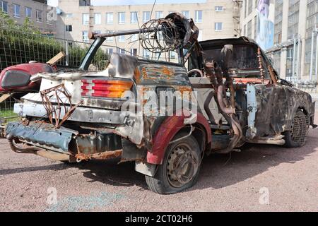 Hässliche Autos der russischen Schweißer 'SvarkaBilly' werden als Skulpturen im Hof des Design District ARTPLAY in St.Petersburg, Russland, aufgestellt Stockfoto