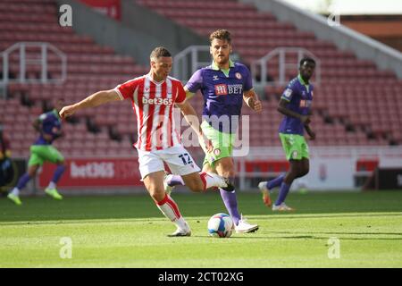 STOKE ON TRENT, ENGLAND. 20. SEPTEMBER 2020 James Chester von Stoke City verteidigt den Ball während des Sky Bet Championship Matches zwischen Stoke City und Bristol City im Britannia Stadium, Stoke-on-Trent (Credit: Simon Newbury - MI News ) Credit: MI News & Sport /Alamy Live News Stockfoto