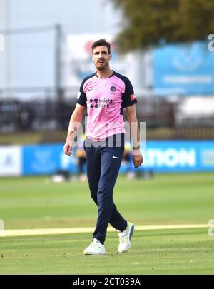 Hove UK 18. September 2020 - Steve Finn von Middlesex im T20 Blast Cricket Match zwischen Sussex Sharks und Middlesex, das hinter verschlossenen Türen auf dem 1. Central County Ground in Hove stattfindet : Credit Simon Dack / Alamy Live News Stockfoto