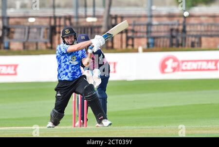 Hove UK 18. September 2020 - Luke Wright Batting for Sussex Sharks in the Vitality Blast T20 Cricket Match zwischen Sussex Sharks und Middlesex, das hinter verschlossenen Türen auf dem 1. Central County Ground in Hove stattfindet : Credit Simon Dack / Alamy Live News Stockfoto