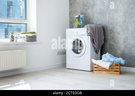 Moderne Luxus-Wäscherei in einem brandneuen Apartment in Weiß. Stockfoto