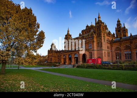 Glasgow / Schottland - 13. Nov 2013: Blick auf die Kelvingrove Art Gallery und das Museum am Abend bei Sonnenuntergang. Fallen Sie in die Stadt Stockfoto