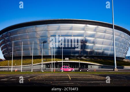 Glasgow / Schottland - 13. Nov 2013: Herbst in der Stadt. Clyde Flussufer. SSE Hydro Gebäude und ein rosa Taxi Auto. Vorderansicht. Leerer Parkplatz. Stockfoto