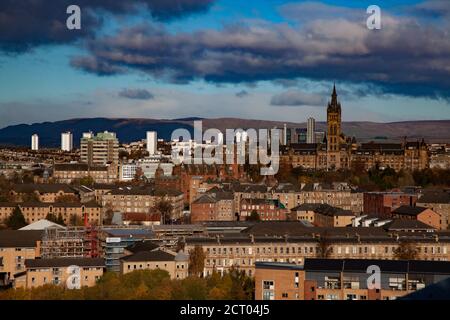 Glasgow / Schottland - 13. Nov 2013: Sonnenuntergang in der Stadt, Panorama-Blick auf den Herbst. Universität von Glasgow und Berge. Blauer Himmel mit Wolken. Stockfoto