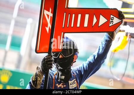 Mechaniker, Mechaniker, Mekaniker Team Signatech Alpine bei den 2020 24 Stunden von Le Mans, 7. Lauf der FIA-Langstrecken-Weltmeisterschaft 2019-20 auf Stockfoto