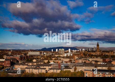 Glasgow / Schottland - 13. Nov 2013: Sonnenuntergang in der Stadt, Panorama-Blick auf den Herbst. Universität von Glasgow und Berge. Blauer Himmel mit Wolken. Stockfoto
