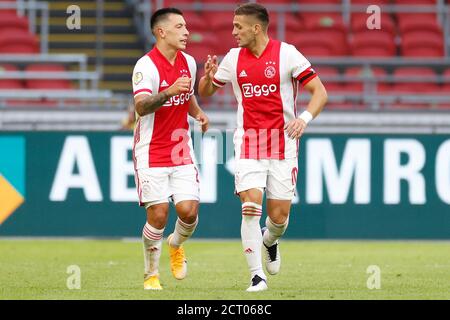 Amsterdam, Niederlande. September 2020. AMSTERDAM, 20-09-2020 JohanCruyff Arena . Niederländische Eredivisie Fußball-Saison 2020/2021. Ajax - RKC Waalwijk. Ajax-Spieler Lisandro Martinez erzielt 3-0 Punkte und feiert mit Dusan Tadic Credit: Pro Shots/Alamy Live News Stockfoto
