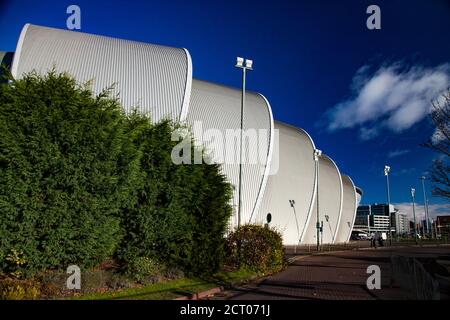 Glasgow / Schottland - 13. Nov 2013: Herbst in der Stadt. Clyde Flussufer. SEC Armadillo Blick auf den Sonnenuntergang. Tiefblauer Himmel Hintergrund. Stockfoto