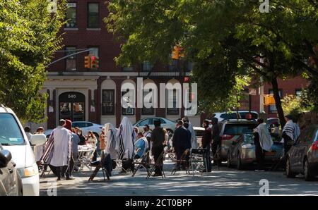 Gläubige versammeln sich in einer Straße von New York für eine Outdoor Rosh Hashana Service während der Coronavirus oder covid-19 Pandemie Stockfoto