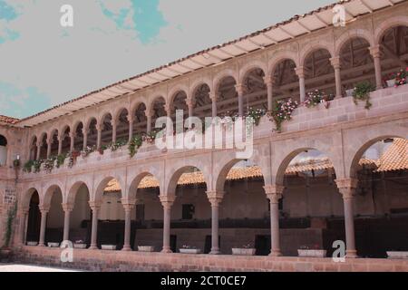 Die zweistöckigen Steinmauern mit Bögen und Säulen, die einen Innenhof im Belmond Monasterio Hotel in Cusco, Peru umgeben Stockfoto