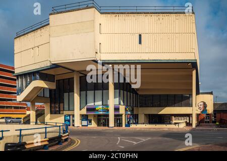 Hollywood Cinema Norwich - Kino im Brutalismus - Hollywood Cinema in Anglia Square Norwich. Eröffnet 1971 als Odeon-Kino. Stockfoto