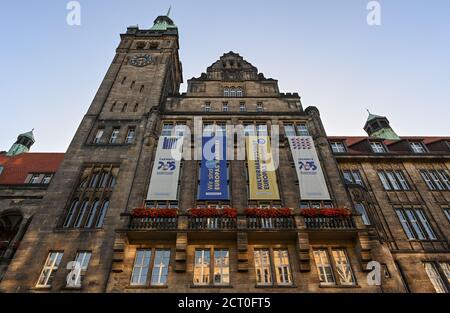 20. September 2020, Sachsen, Chemnitz: Blick auf das neue Rathaus. Rund 196,000 Chemnitzer Bürger waren aufgefordert, sich für die nächsten sieben Jahre an der Entscheidung über den neuen Chef der Stadt zu äußern. Foto: Hendrik Schmidt/dpa-Zentralbild/dpa Stockfoto