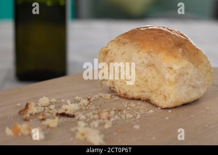 Altes Brioche Brot auf einem Holzbrett mit einer Flasche Von Olivenöl im Hintergrund Stockfoto