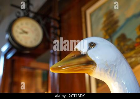 Mortara eine Gänsehautstatue aus Porzellan im Restaurant Cuuc, einem der besten Restaurants, in dem Sie die Spezialitäten der lomellinesischen Küche auf Gänsebasis probieren können Stockfoto