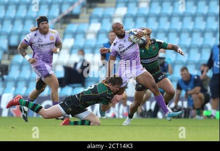 Tom O'Flaherty (Mitte) von Exeter City wird von Northampton Saints Fraser Dingwall (links) und Rory Hutchinson während des Heineken Champions Cup Viertelfinalmatches in Sandy Park, Exeter, angegangen. Stockfoto