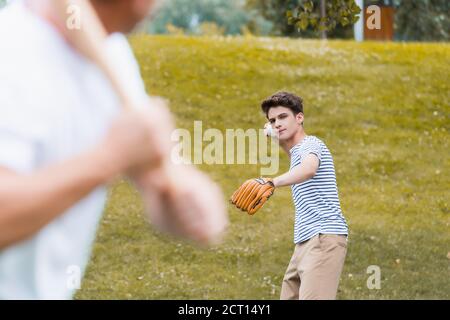 Selektiver Fokus von Teenager Junge in Leder Handschuh halten Ball Beim Baseball spielen mit Vater Stockfoto