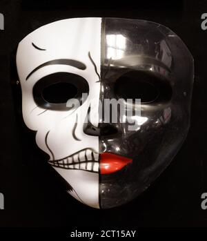Frau Skelett Kunststoff-Maske isoliert auf schwarzem Hintergrund Stockfoto