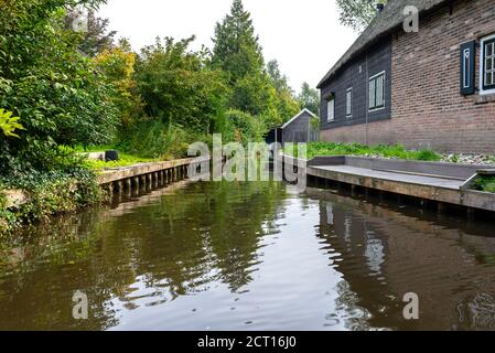 Giethoorn, Niederlande - 13. September 2020. Schöne reetgedeckte Gebäude im berühmten Dorf Giethoorn in den Niederlanden mit Wasserkanälen. Der Stockfoto