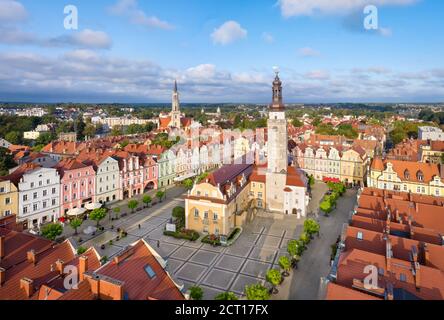 Boleslawiec, Polen. Luftaufnahme des Rynek Platzes mit historischen bunten Gebäuden, Rathaus und Glockenturm Stockfoto