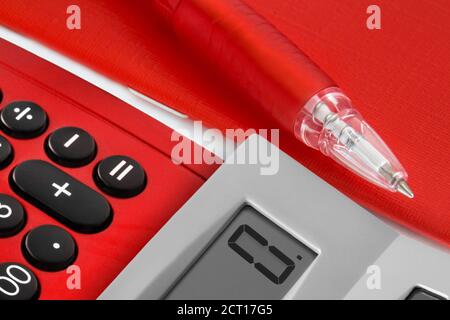 Roter Stift und Rechner Null Stockfoto