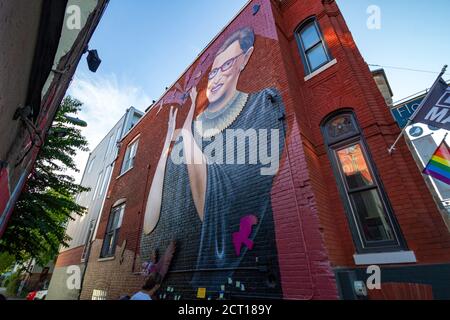 Washingtonier zollen Gerechtigkeit Ruth Bader Ginsburg mit Botschaften und Blumen bei einem Wandgemälde im Nordwesten Washingtons, Samstag, 19. September 2020, Respekt. Stockfoto