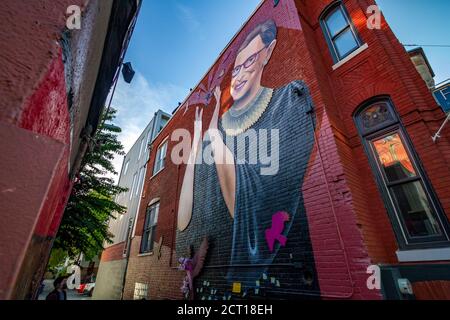 Washingtonier zollen Gerechtigkeit Ruth Bader Ginsburg mit Botschaften und Blumen bei einem Wandgemälde im Nordwesten Washingtons, Samstag, 19. September 2020, Respekt. Stockfoto