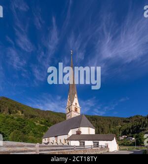 Die Pfarrkirche im historischen Zentrum von Burgusio, Südtirol, Italien, an einem sonnigen Tag Stockfoto