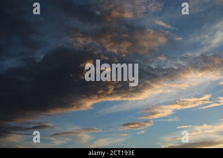 Wunderschöne Wolken am Sonnenuntergangshimmel. Farbenprächtiger wolkiger Himmel bei Sonnenuntergang. Verlaufsfarbe. Himmel Textur, abstrakte Natur Hintergrund Stockfoto