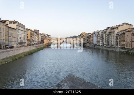 Ponte Vecchio in Florenz über dem Arno und Vasari Korridor Stockfoto